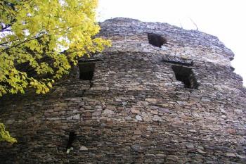 Vnější část zachované plášťové zdi ( © Roman Řezáč 10/2004)