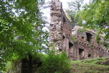 Pohled na základ hranolové věže se torzem paláce v pozadí (© Jan P. Štěpánek 08/2006)