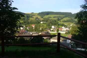 Dalečín - výhled ze zříceniny na stejnojmennou ves (© Pavel Jarý, 10.08.2009)