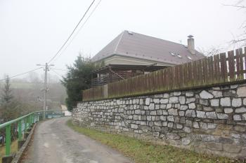 Budova tvrze, pohled k okraji ostrohu. (© Luděk Vláčil 12/2015)