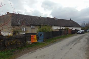 Severní strana tvrze (© Dušan Dohňanský  05/2021)