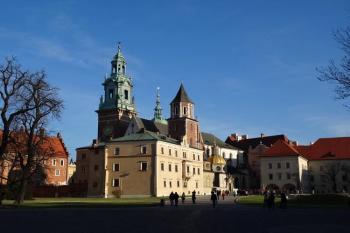 pohled na katedrálu od západního vstupu do areálu hradu ( © Jan P. Štěpánek 12/2015)
