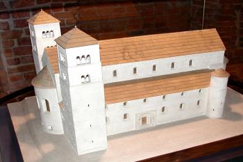 model románské fáze kostela v expozici (© Pavel Zany Komárek 10. 5. 2004)