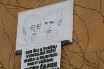 Pamětní deska na dvojvile bratří Čapků (© Jiří Špaček, 12/2015)
