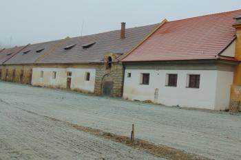 Hospodářské budovy dvora na záp. straně (© Dušan Dohňanský 01/2021)