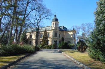 Nárožní východní věžice vily - 