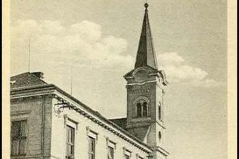 Pohled na budovu školy a kostelní věž. (1958) (© zdroj: http://www.fotohistorie.cz)