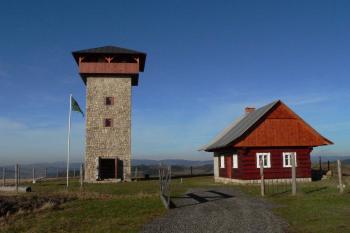 Rozhledna s chatou (© Jan Bobek, 11/2010)