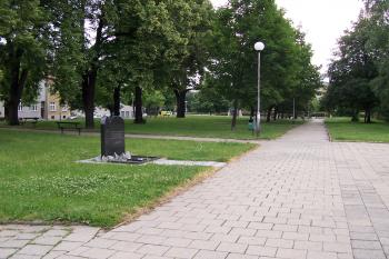 Parčík ve Studentské ulici s pomníkem (Rozehnal Ivo 08/2015)