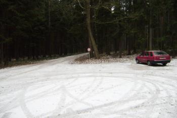 odkladiště dřeva před zákazem vjezdu, 20 m. nad ním se nachází zbytky pily  (© jiri  doležal, 01/2016)
