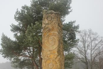 Obelisk s keltskými ornamenty vysoký 4 m. (© Luděk Vláčil 01/2016)