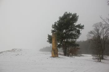 Obelisk s keltskými ornamenty v těsné blízkosti valů. (© Luděk Vláčil 01/2016)