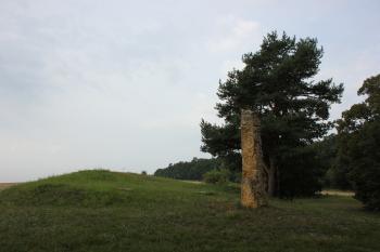 Obelisk s keltskými ornamenty v těsné blízkosti valů. (© Luděk Vláčil 09/2016)