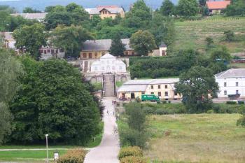 Pohle od hospitalu na kaskádové schodiště s maketou čelní zdi bývalého zámku (© Vladimír Studecký 08/2005)