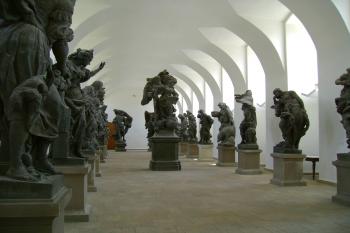 Úschovna originálních soch (které jsou v průčelí) (© Miroslav Novotný, 04/2009)