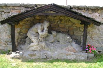 sousoší poutníka v zahradě (© Miroslav Novotný, 04/2009)
