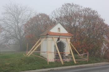 Kaple poškozená při dopravní nehodě (© Luděk Vláčil 11/2020)