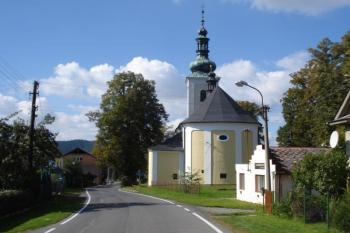 Střed tehdejšího horního městečka zaujímal kostel, který obíhalo valové opevnění. ( © dmpr 2015)