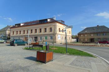 Opravovaná budová stojí přímo v jz rohu tvrziště /opevnění/ (© Dušan Dohňanský  04/2021)