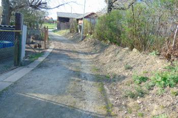 Cesta kopírující průběh vnějšího příkopu na sv. (© Dušan Dohňanský  04/2021)