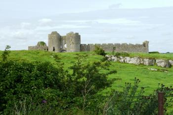Celkový pohled na hrad od východu.  Na popředí je vyvýšenina bývalého předhradí. (© Pavel Semple, 08/2015)