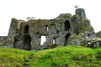 Vnitřní strana východního průčelí dvouvěžového branského domu (při pohledu od západu). (© Pavel Semple, 08/2015)