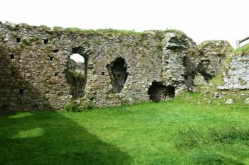 Interiér velkého sálu při pohledu na západní zeď.  Napravo je patrný přístavek v němž byl vstupní vestibul sálu. (© Pavel Semple, 08/2015)