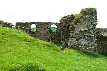 Velký sál od severu.  Sál se nacházel v prvním patře kde jsou tři velká okna. (© Pavel Semple, 08/2015)