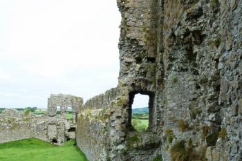 Dvouvěžový branský dům na popředí napravo se severní věží a východní hradbou na pozadí. (© Pavel Semple, 08/2015)