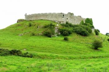 Celkový pohled na hrad od západu.  Uprostřed hradby je otvor latríny v síle zdi. (© Pavel Semple, 08/2015)