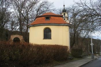 Boční pohled na kapli v Sedlci (© Jiří Špaček, 01/2016)