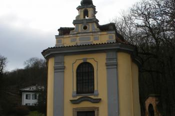 Průčelí kaple v Sedlci (© Jiří Špaček, 01/2016)