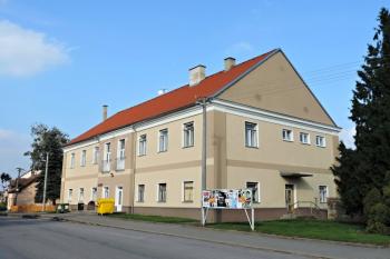 hlavní uliční průčelí zámku od jihozápadu ( © Jan P. Štěpánek 07/2015)