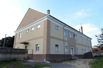 nádvorní průčelí zámku od jihovýchodu ( © Jan P. Štěpánek 07/2015)