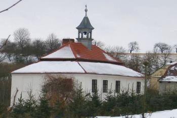 Pohled na zámek z bývalého parku ( © Pavel Vítek 02/2006)