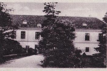 Zámek na historické pohlednici. ( © zdroj: http://www.fotohistorie.cz)