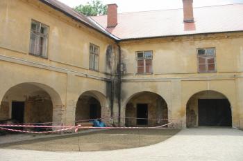 jz.část vnitřního nádvoří (© D Dohňanský, 07/2018)