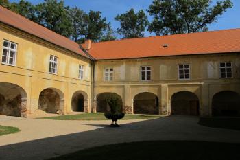 západní nároží ve vnitřním nádvoří (© D Dohňanský, 09/2018)