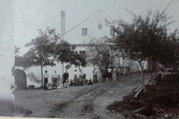 Mlýn před požárem v r. 1930 a následnou přestavbou. (© zdroj: http://fricuvmlyn.blogspot.cz)