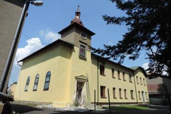 sousední správní budova železáren spolu s tovární kaplí sv. Barbory ( © Jan P. Štěpánek 08/2014)