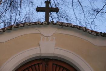 Vstupní brána ke kostelu v Hostivici (© Jiří Špaček, 02/2016)