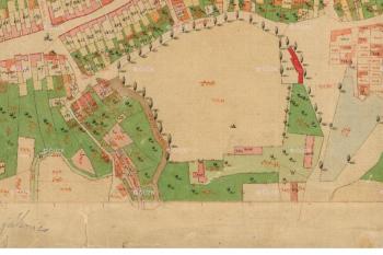 Zámek (červeně) na císařské povinném otisku map stabilního katastru Moravy a Slezska z r.1824., tedy v době kdy ještě sloužil jako dům vrchnostenského úředníka. (© zdroj: http://archivnimapy.cuzk.cz)