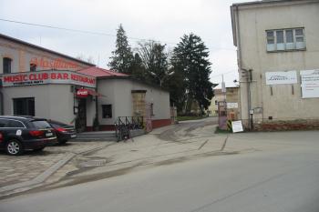 Vchod do Mosilany, naproti němož stála údajně alexovická tvrz (© D Dohňanský, 03/2016)