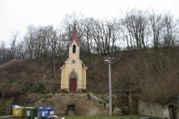 kostelík přímo proti Mosilaně, nad ním mohla tvrz stát (© D Dohňanský, 03/2016)