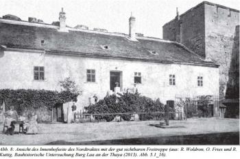 Pohled na severní křídlo z nádvoří na dobové fotografii. (© Zdroj: http://www.laa.at)