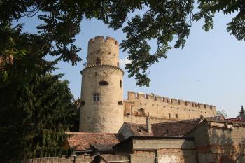 Pohled na Lávský hrad od historického centra. (© Luděk Vláčil 06/2016)
