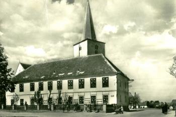 Kostelní věž, s dnes již neexistující budovou školy. ( © zdroj: http://www.farnost-hosteradice.cz)