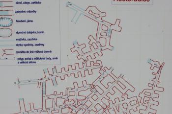 Mapa zmapované části podzemního labyrintu na informační ceduli (© Luděk Vláčil 02/2016)