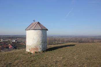 kaplička na vršku pod nímž je labyrint chodeb (© Luděk Vláčil 02/2016)