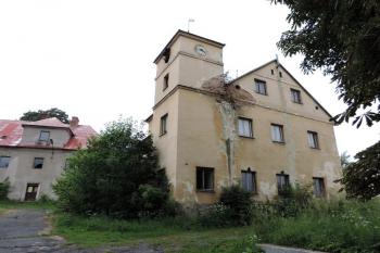 východní průčelí starší (vpravo) a mladší části zámku (vlevo) (© Jan P. Štěpánek 07/2014)